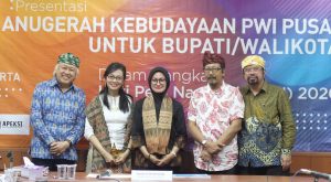 Bupati Luwu Utara Indah Putri Indriani bersama Dewan Juri AK-PWI Pusat. (Foto: Dok PWI Pusat)